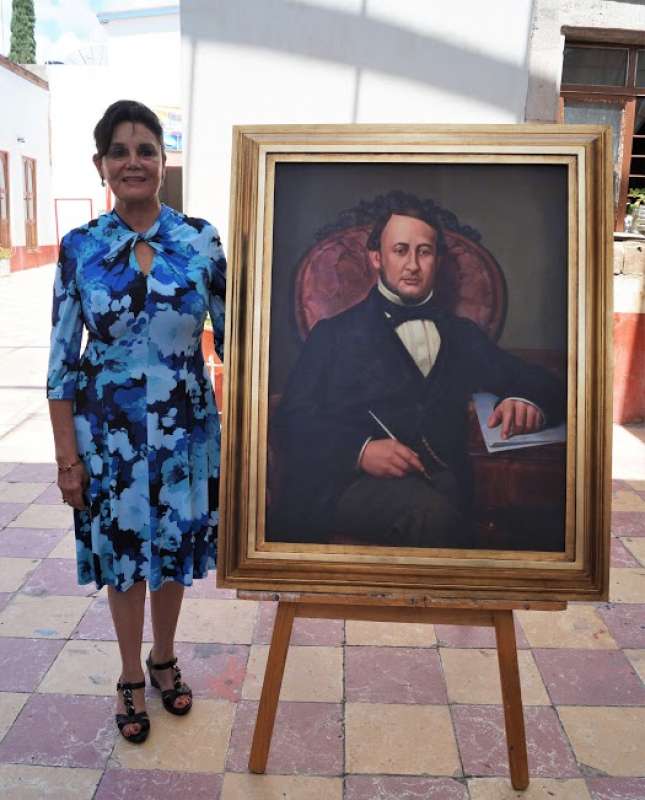 La. Sra. Soledad Doblado Simoni con el Retrato de Don Manuel Doblado